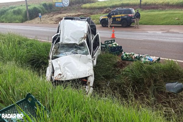 Caminhonete capota na BR 467 e deixam feridos em Toledo