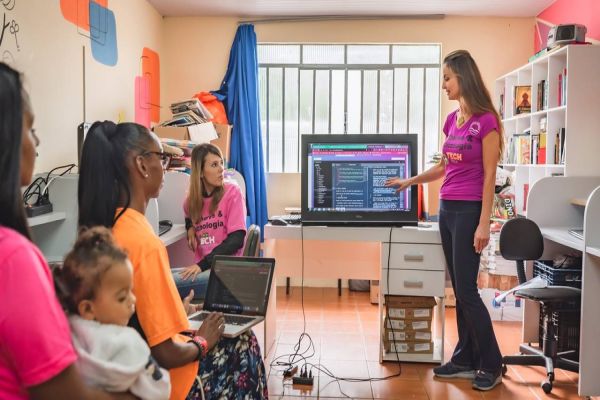 Grupo de mulheres no Paraná transforma lixo tecnológico em inclusão social