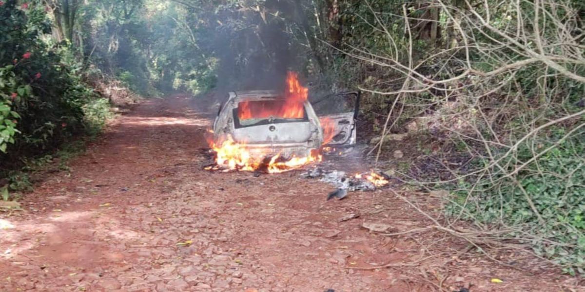 Mulher é queimada viva dentro de carro em Rolândia; Suspeito do crime foi detido pela PM