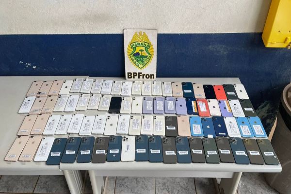 BPFRON apreende 83 aparelhos celulares de luxo em ônibus na cidade de Cascavel