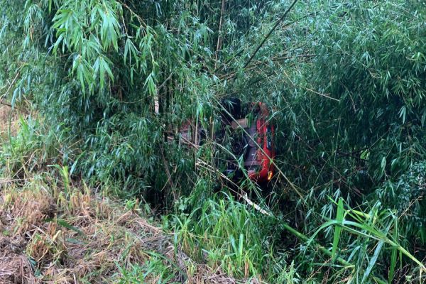 Saveiro para no meio de um bambuzal após aquaplanar na BR-467 em Cascavel