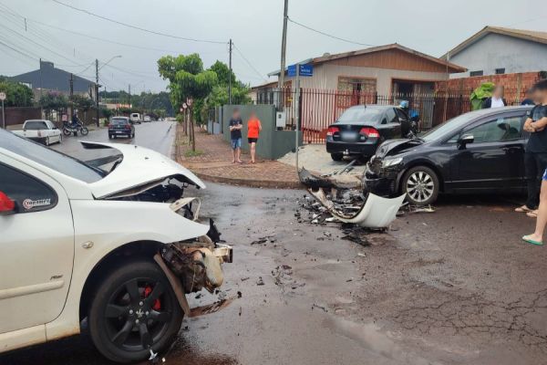 Colisão envolvendo três veículos deixa um pessoa ferida no Bairro Cascavel Velho