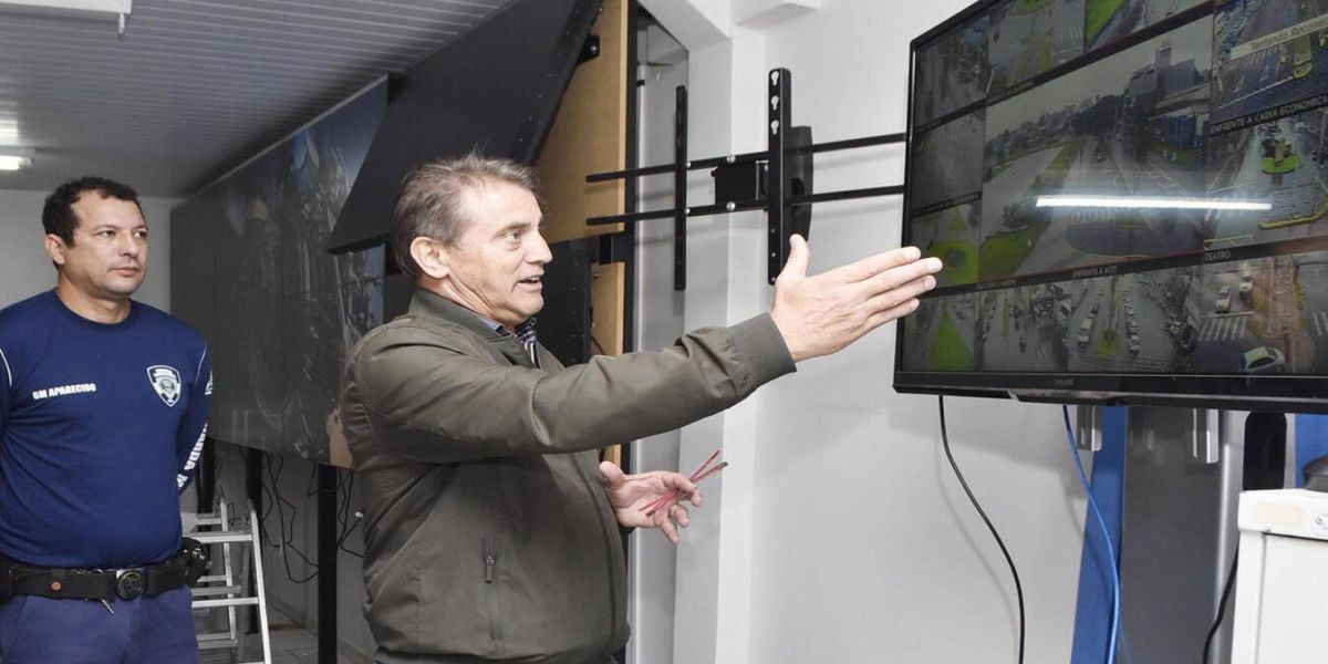 Em implantação, nova central de videomonitoramento recebe visita do prefeito