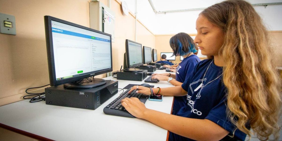 Alunos e professores da rede estadual ganham plataforma para lição de casa