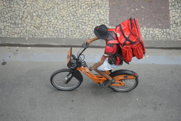 Foto relacionada a notícia: Apenas 23% dos que trabalham em transporte por aplicativo pagam INSS