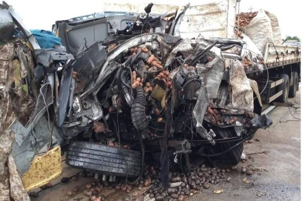Motorista de carreta morre e outro fica ferido em grave acidente na PRC-280