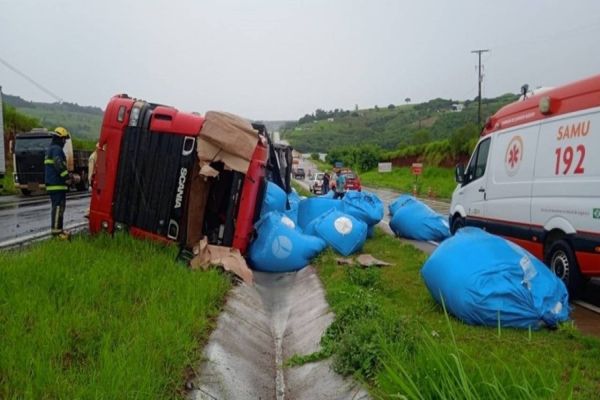Motorista fica ferido após tombamento de caminhão na BR-163 em Capitão Leônidas Marques