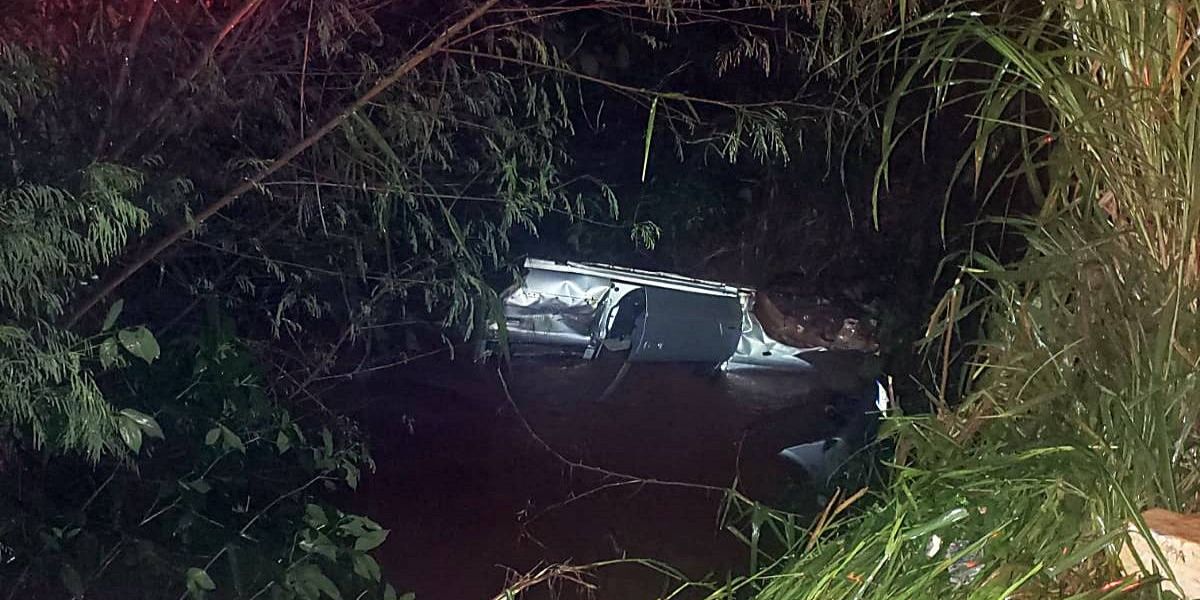 Carro cai dentro de rio e fica parcialmente submerso após capotamento na PR-364