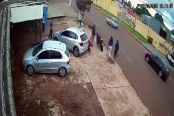 Imagem referente a notícia: Imagem de câmera de segurança mostra o momento em que homem é morto a tiros no Santa Cruz