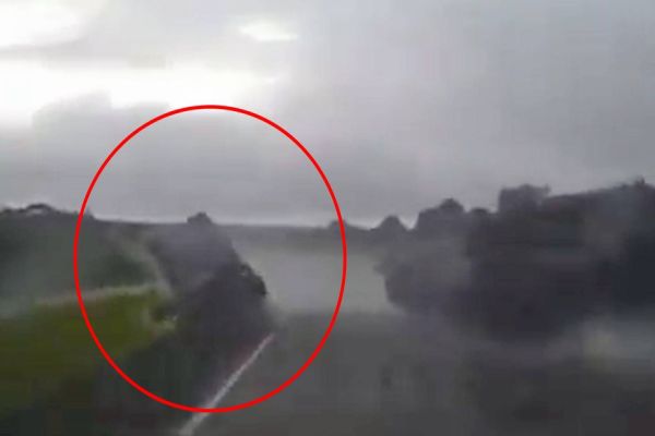 Câmera de segurança registra momento em que carreta colide com bitrem carregado com etanol na BR-277