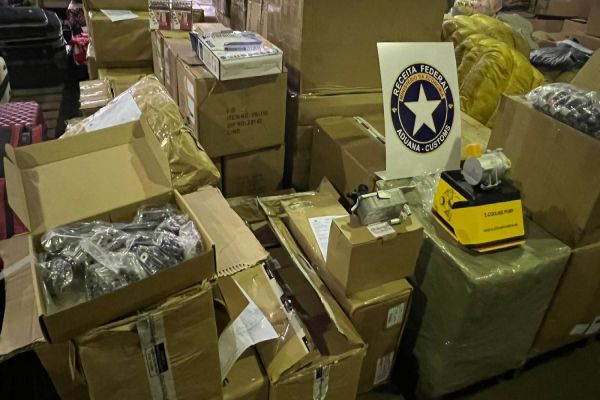 Receita apreende grande quantidade de produtos contrabandeados em ônibus na BR-277 em Cascavel