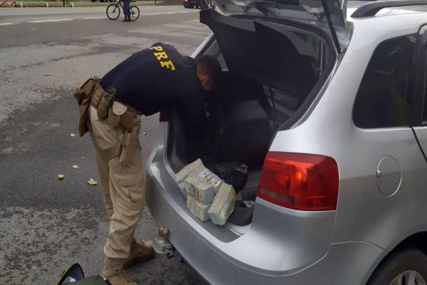 Imagem referente a notícia: PRF apreende 300 mil dólares em Registro-SP; O detido levaria o dinheiro até Cascavel-PR