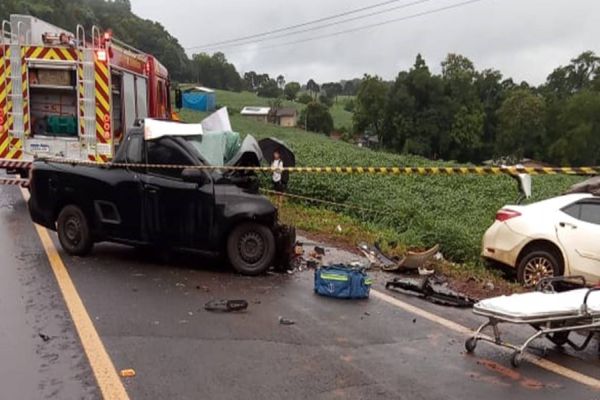 Acidente entre Corolla e Montana deixa dois mortos na PR-281