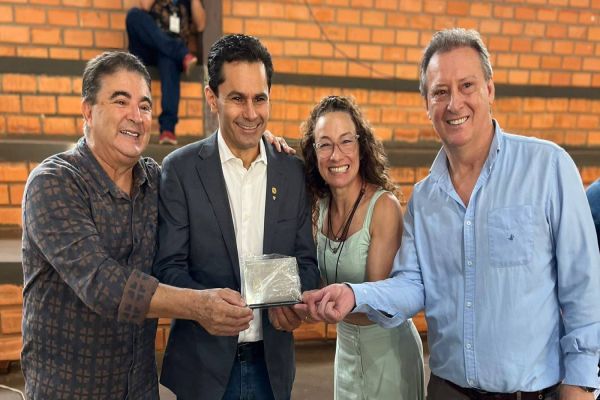 Pacheco prestigia posse de diretoria e reafirma apoio à Apae de Cascavel