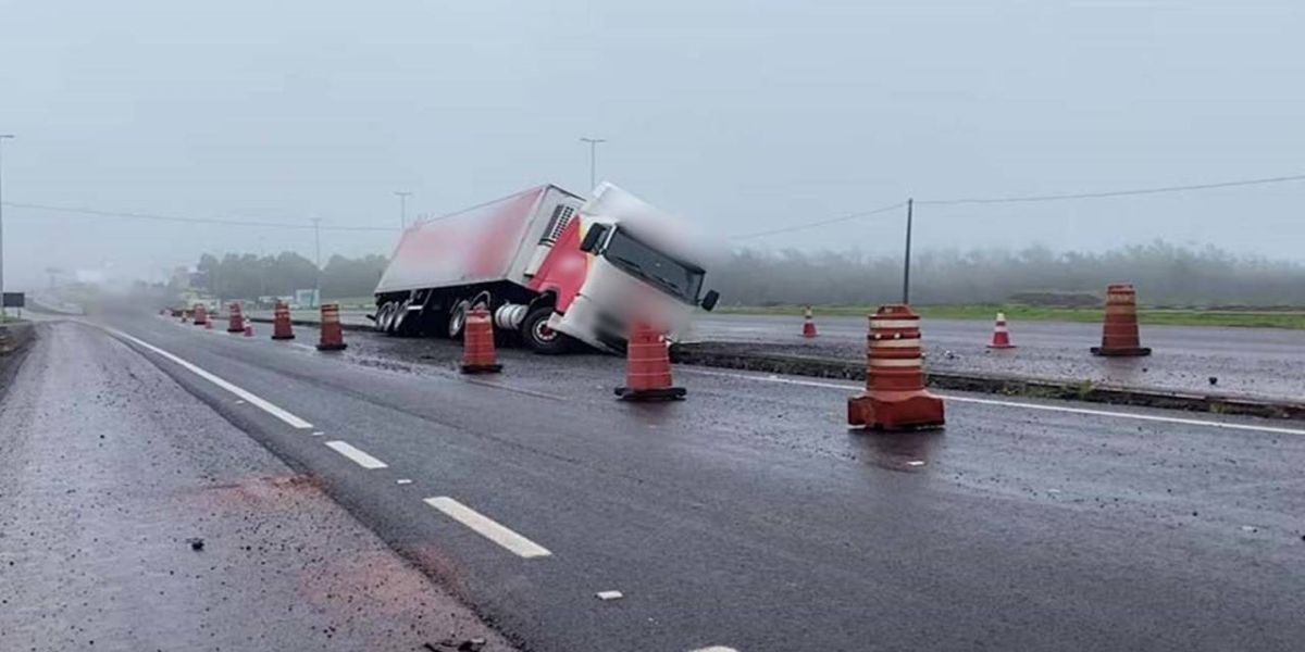 Carreta com carga de suínos tomba em valeta na BR-277 em Cascavel