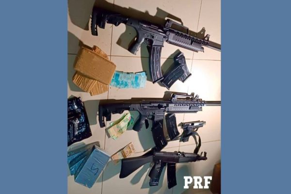 Imagem referente a notícia: PRF apreende armas, cocaína e dinheiro em veículo do Paraguai na BR-277