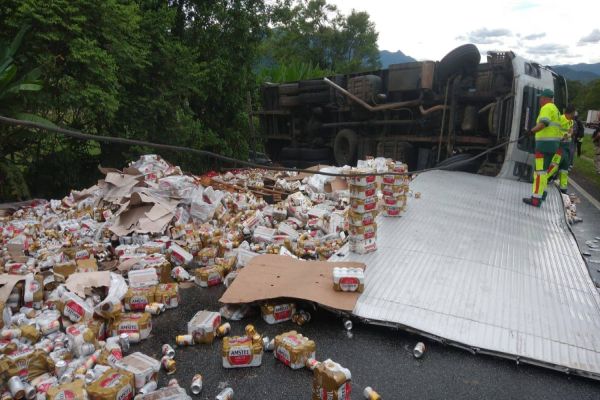 Caminhão carregado de cerveja tomba na BR-277; Carga foi saqueada