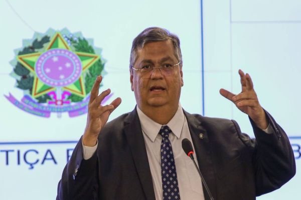 "Acabou o liberou geral de armas de fogo no Brasil", afirma Dino