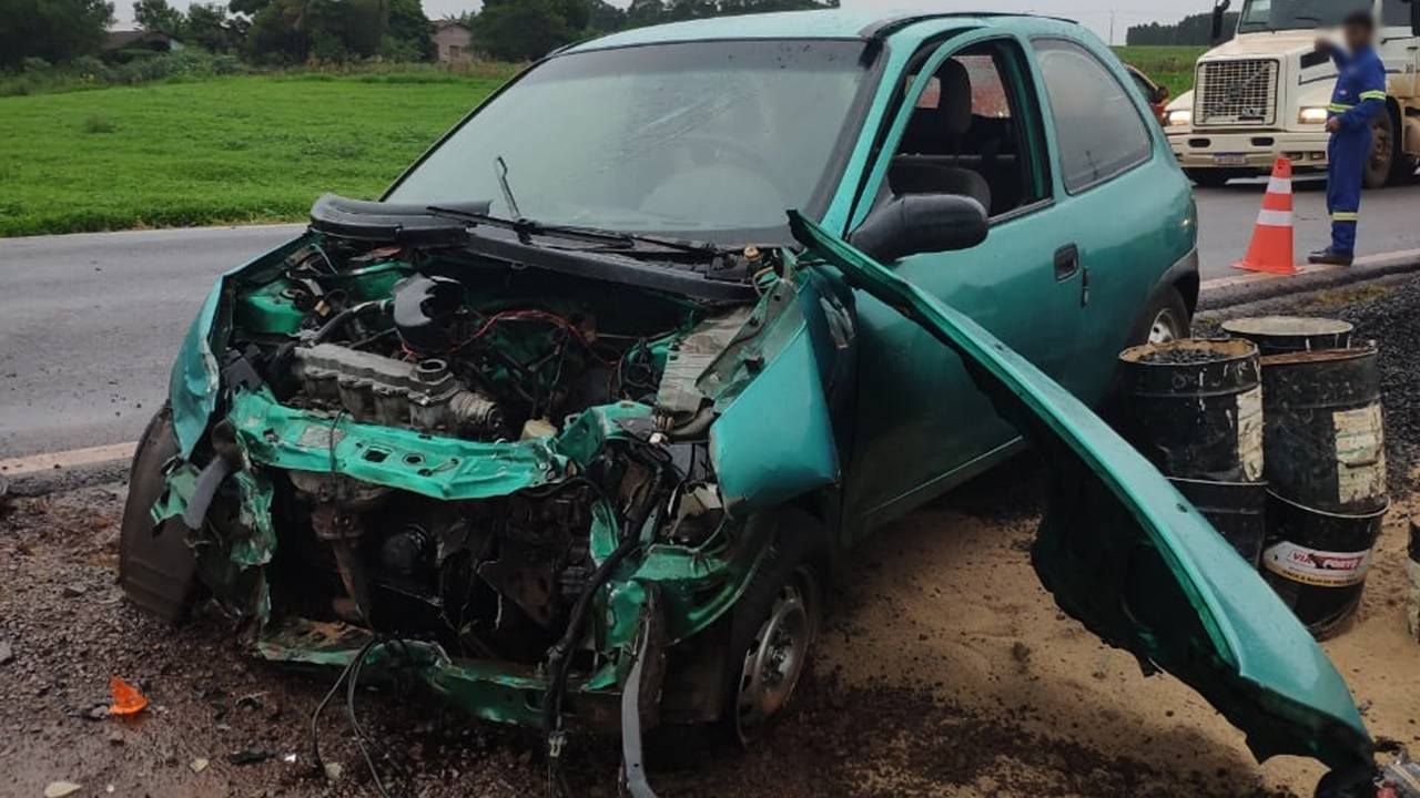 Colisão frontal entre carros deixa quatro pessoas feridas na PR 495, em Santa Helena