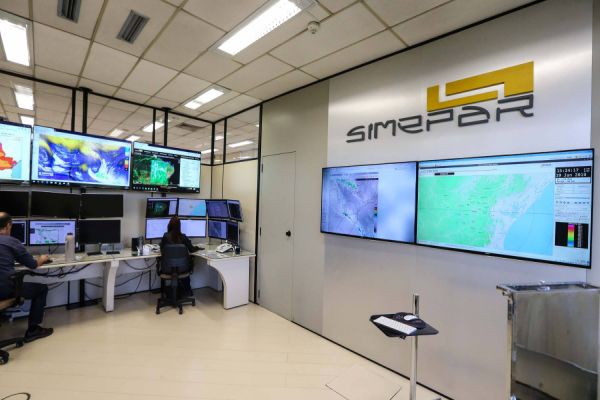 Imagem referente a notícia: Com incremento de tecnologia, Simepar emitiu 120 mil boletins meteorológicos ao longo de 2022