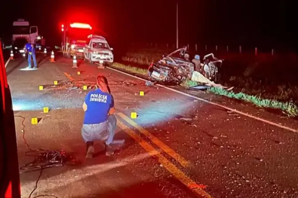 Foto relacionada a notícia: Motorista morre em acidente entre Saveiro e ônibus na BR-376