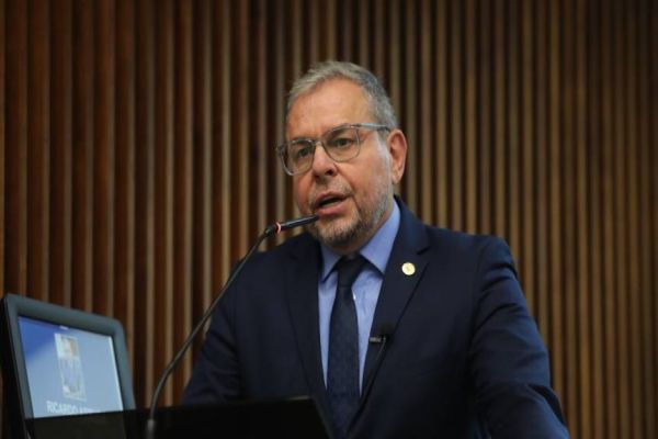 Projeto de lei quer proibir bloqueio hormonal em crianças e adolescentes no Paraná