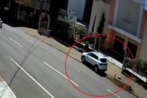 Duas idosas ficam feridas após carro colidir contra muro no Centro de Cascavel