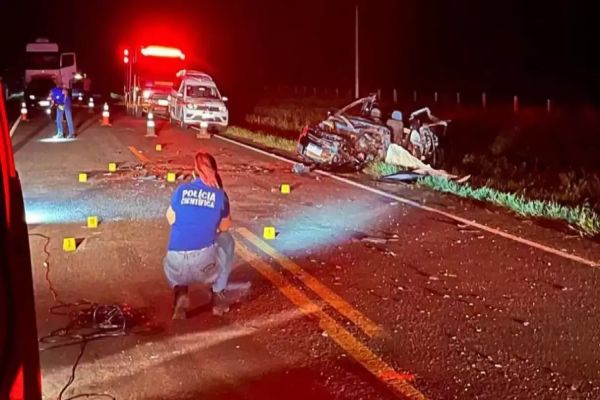 Motorista morre em acidente entre Saveiro e ônibus na BR-376
