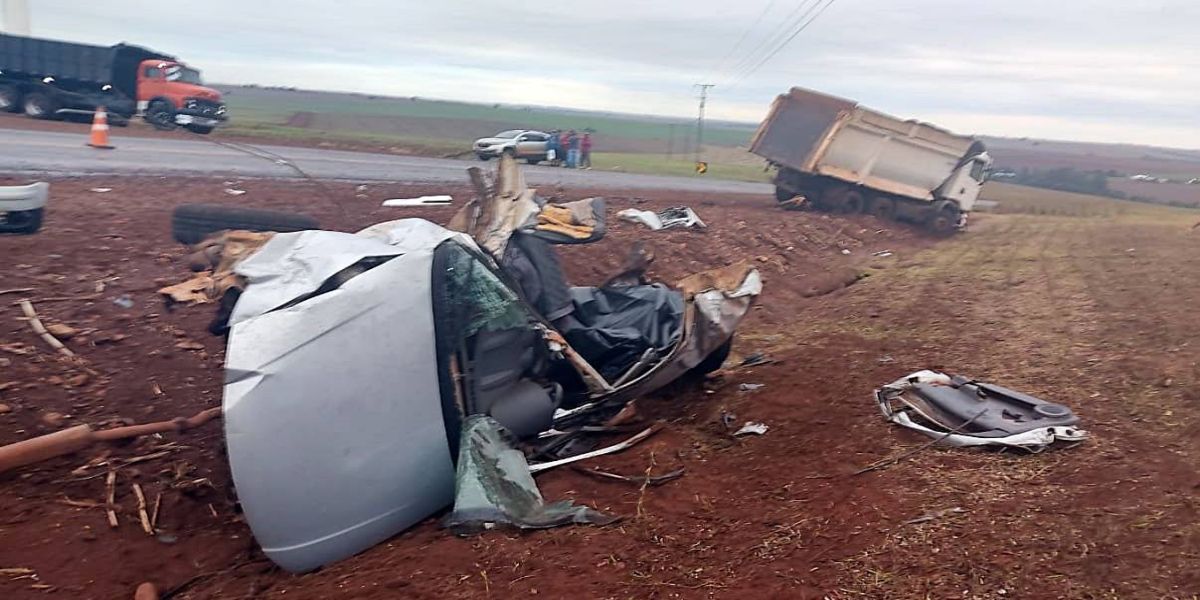 Homem morre em violenta colisão entre carro e caminhão na PR-182; O carro ficou destruído