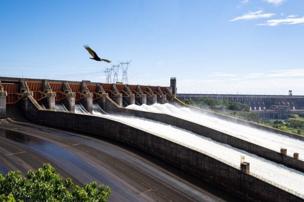 Imagem referente a notícia: Após sete anos, usina de Itaipu abre duas calhas do vertedouro