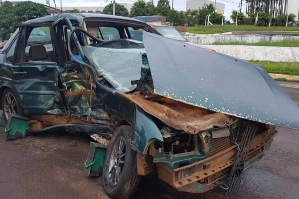 Fortes batida na BR-277 deixa duas mulheres feridas, uma delas presa nas ferragens