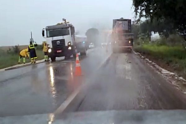 Carreta com 37 toneladas de soja derruba carga na BR-369 em Cascavel