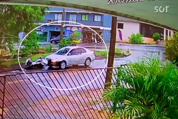 Motociclista de 19 anos fica ferida após colisão com carro no Bairro Periolo em Cascavel