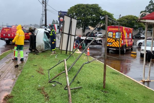 Motorista fica encarcerado após aquaplanar e bater contra estrutura metálica na BR-277 em Cascavel
