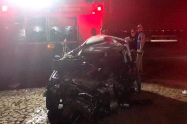 Duas pessoas morrem e terceira fica gravemente ferida em acidente com caminhão