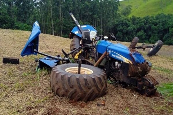 Trator fica completamente destruído após capotamento em Nova Cantu
