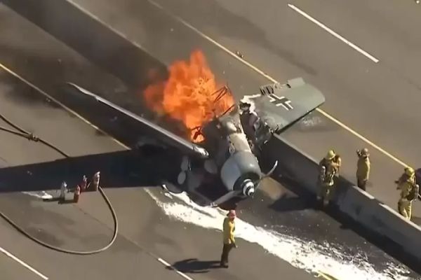 Caça da 2ª Guerra Mundial cai em via americana