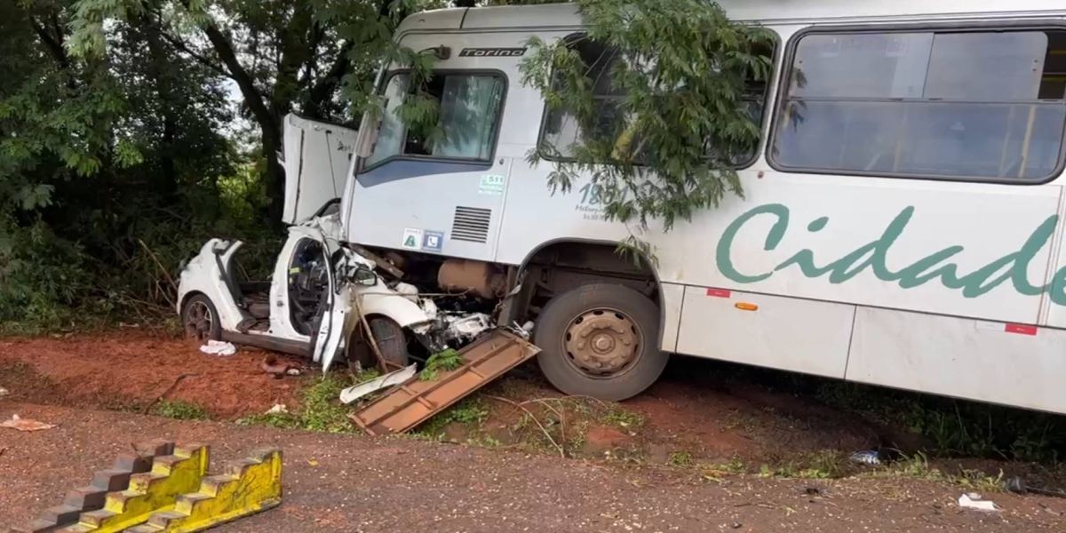 Grave acidente deixa dois feridos após carro colidir com ônibus na PR-323
