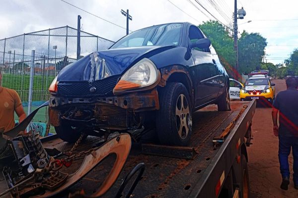 Motorista embriagado e com CNH suspensa colide em poste de Iluminação e placa de sinalização