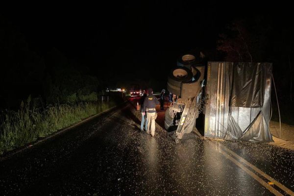 Acidente na BR-277 envolvendo caminhão e van deixa passageiros feridos