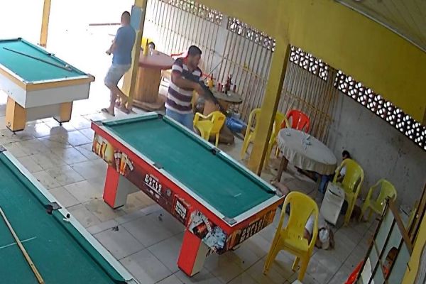 Imagem referente a notícia: Vídeo registra momento em que homens matam sete pessoas em bar após perderem jogo em Sinop