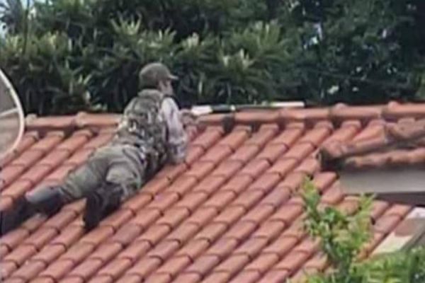 Homem vestido de 'franco atirador' morre em confronto com a Polícia Militar no Paraná