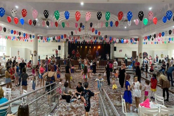 Público lota matinê de Carnaval promovida pela Associação Atlética Comercial