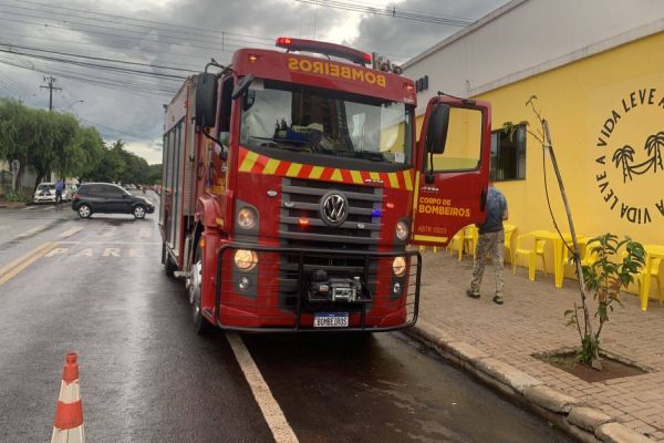 Imagem referente a notícia: Bombeiros controlam incêndio em bar na região central de Cascavel