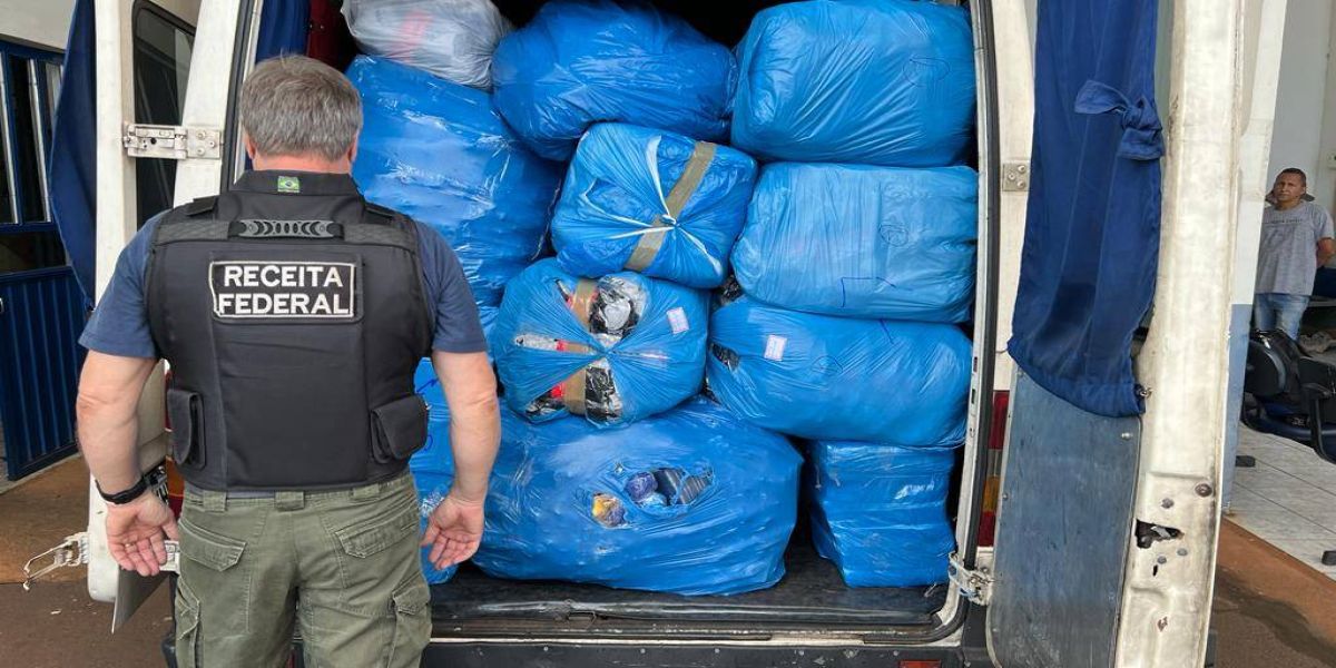 Receita Federal apreende van com R$150 mil em mercadorias irregulares em Cascavel