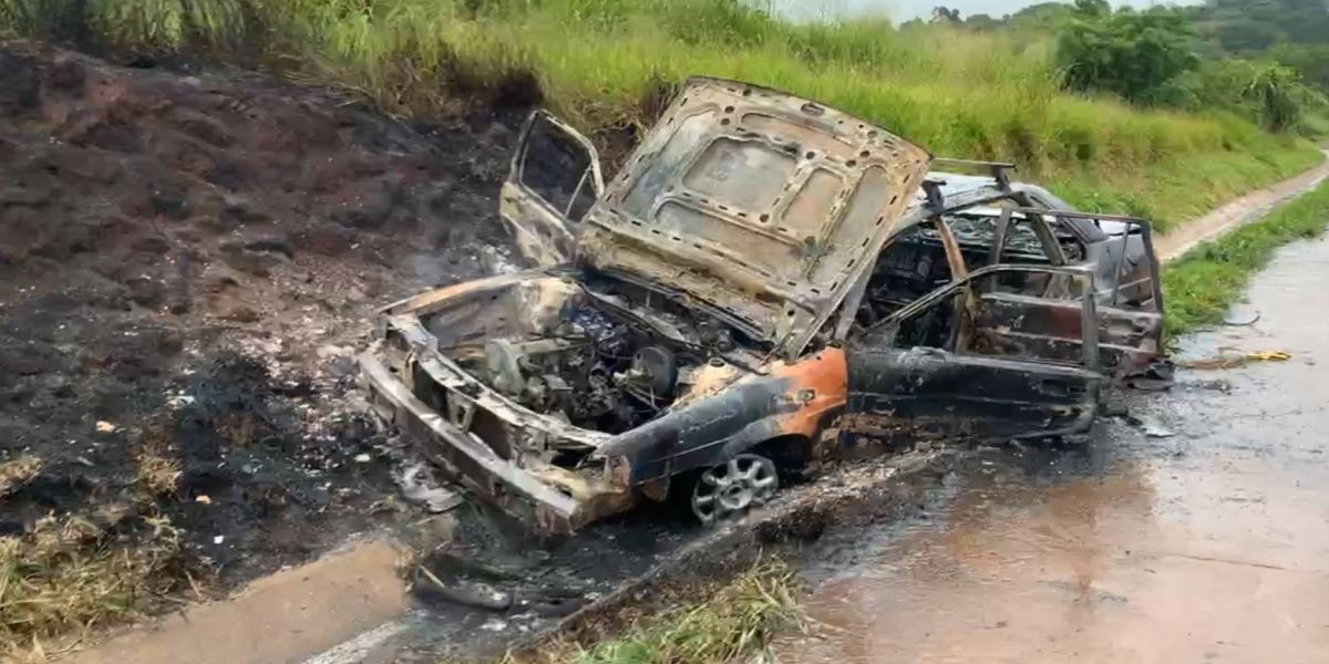 Incêndio destrói veículo na BR-163 próximo a Santa Maria