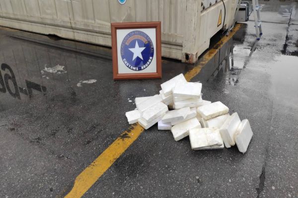 Imagem referente a notícia: Receita Federal realiza a primeira apreensão de cocaína do ano no Porto de Paranaguá (PR)