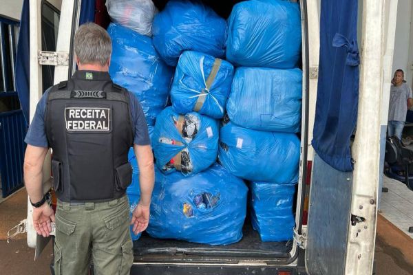 Imagem referente a notícia: Receita Federal apreende van com R$150 mil em mercadorias irregulares em Cascavel