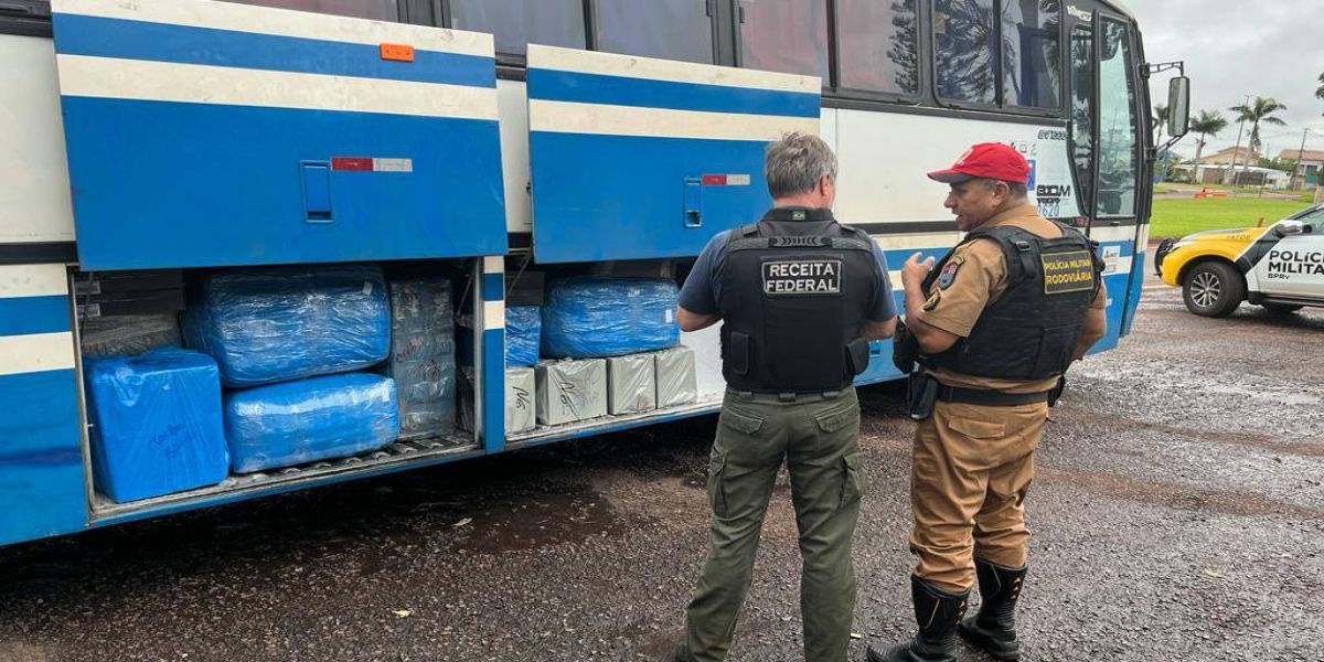 Operação conjunta da PRE e RF apreende mercadorias sem comprovação fiscal em ônibus na PR-486