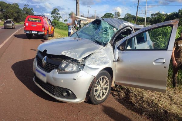 Mulher grávida é socorrida após capotamento na BR 467 em Cascavel